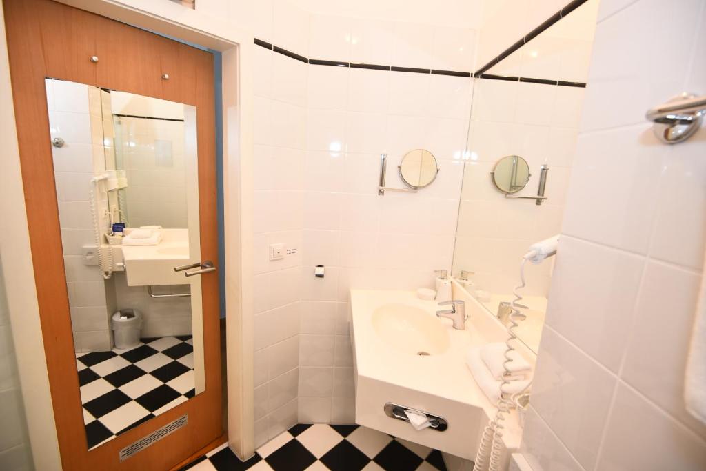 Koupelna v ubytování Art-Hotel Robert Mayer