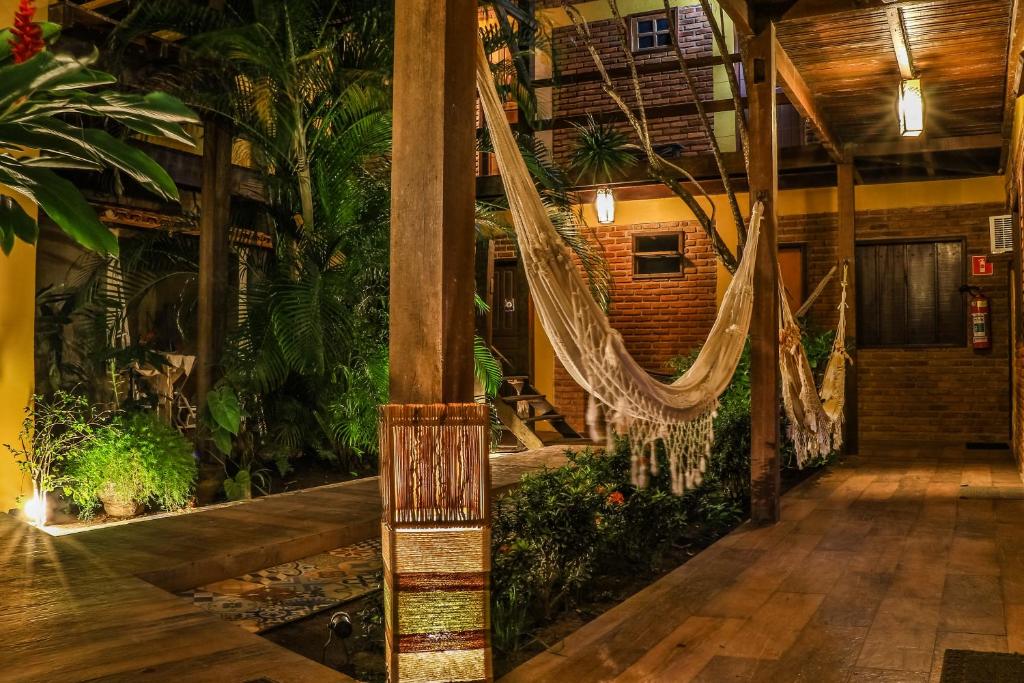 Um jardim no exterior de Pousada Das Araras