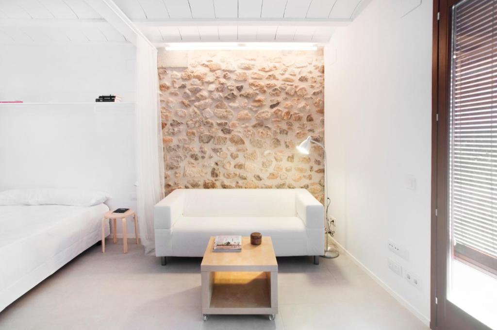 a bedroom with a white couch and a table at Estudio Casco Antiguo Inmomart in Peniscola