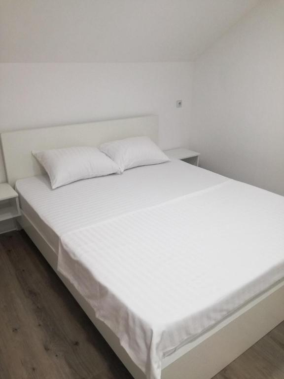 Postel nebo postele na pokoji v ubytování Smeštaj Olivera Niška Banja