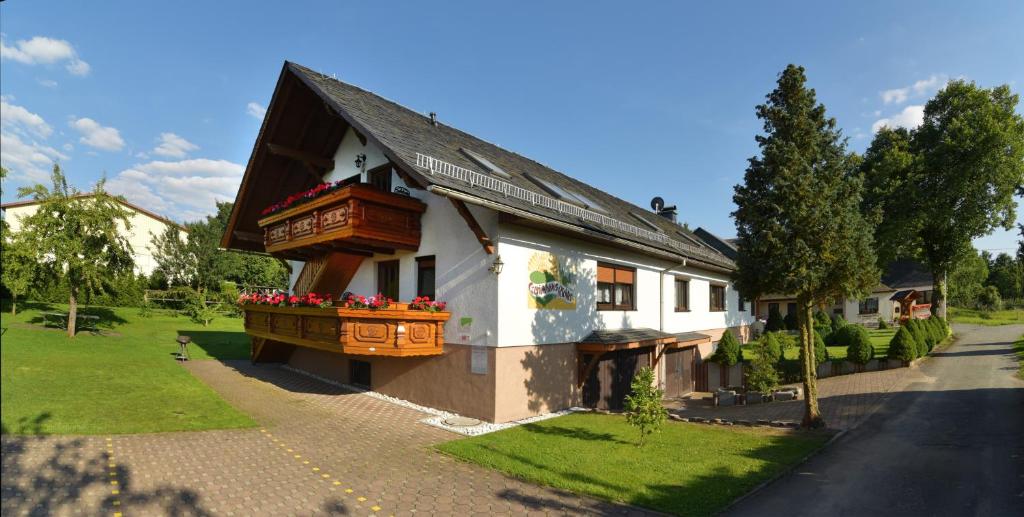 ein Haus mit Blumenkästen an der Seite in der Unterkunft Ferienhaus Richter in Drognitz