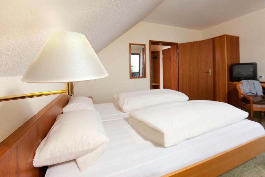 Postel nebo postele na pokoji v ubytování Hotel zum Taufstein