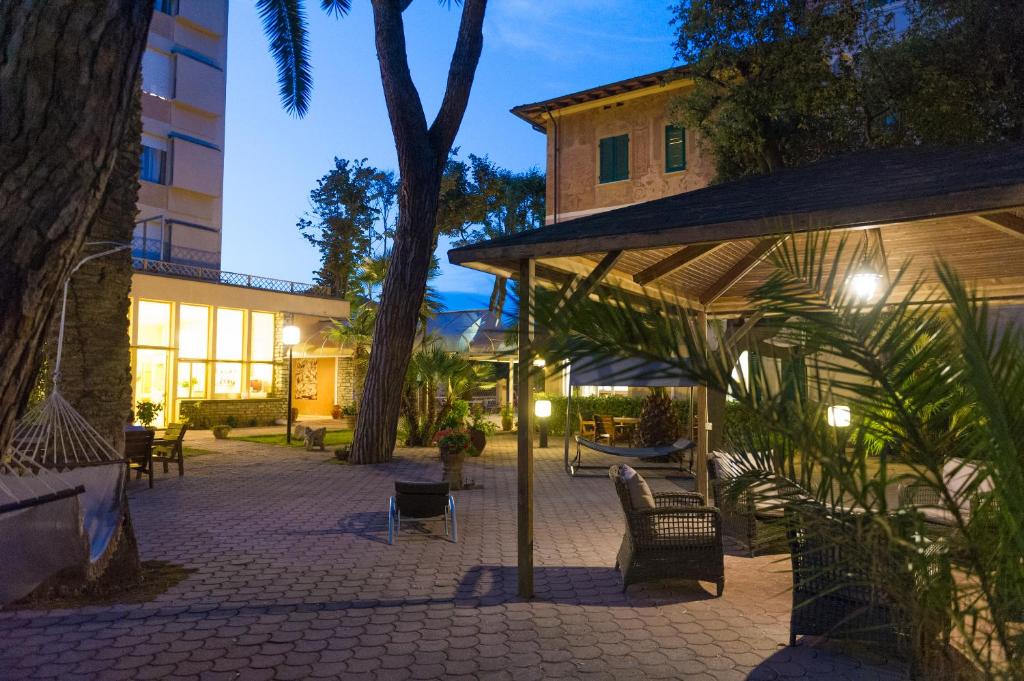 A garden outside Albergo Battelli