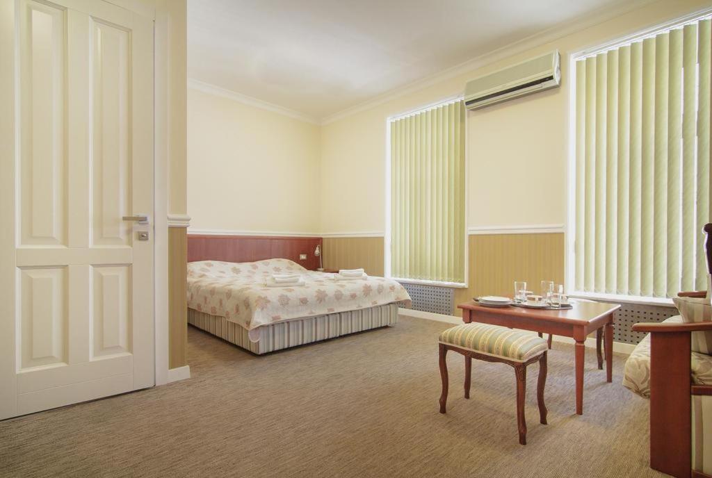 Postel nebo postele na pokoji v ubytování Consul Hotel Консул