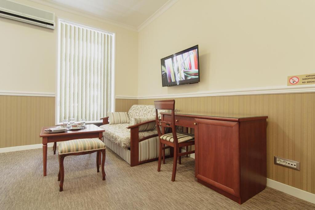 TV a/nebo společenská místnost v ubytování Consul Hotel Консул