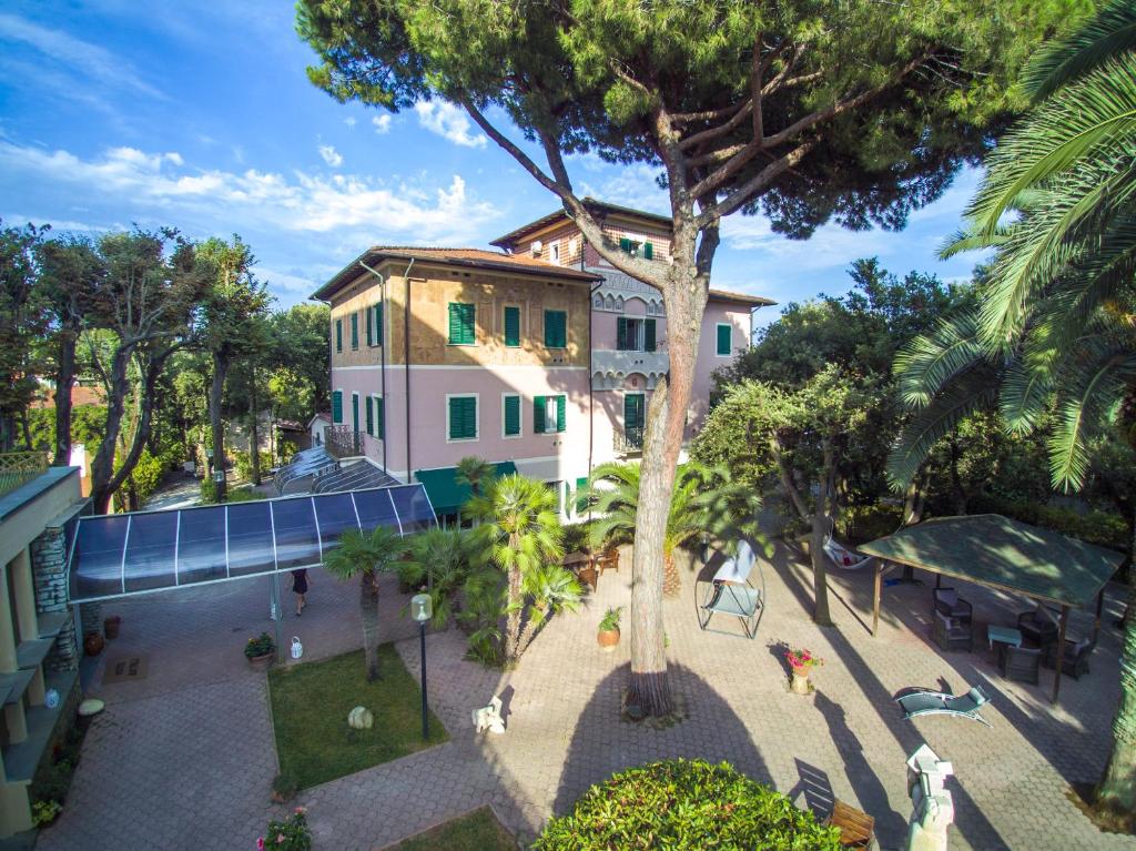 an overhead view of a building with a tree at Albergo Battelli in Marina di Pietrasanta