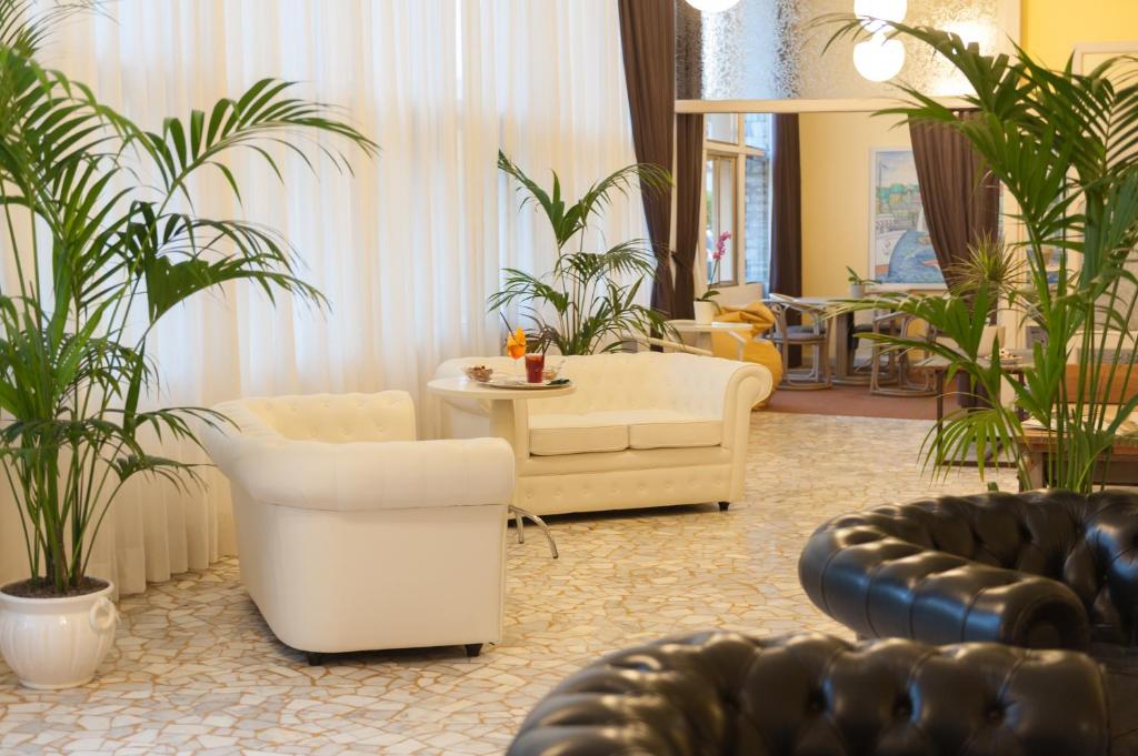 A seating area at Albergo Battelli