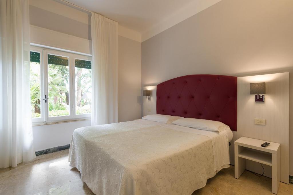 A bed or beds in a room at Albergo Battelli