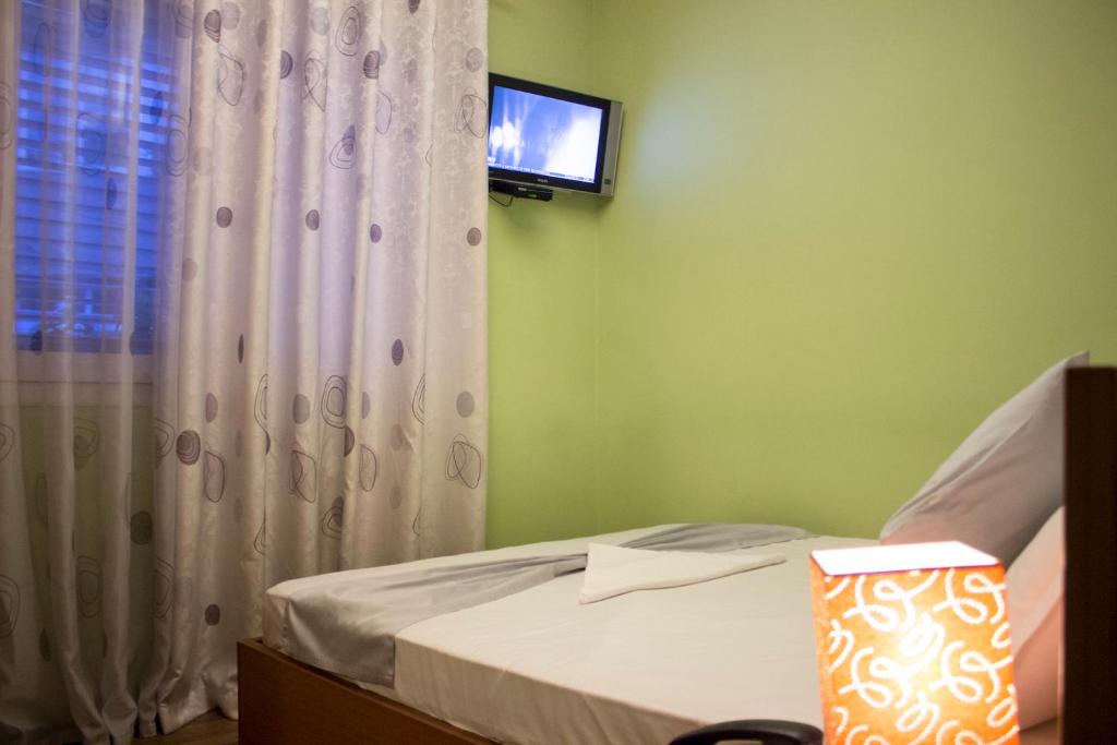 TV a/nebo společenská místnost v ubytování Hotel Bylis