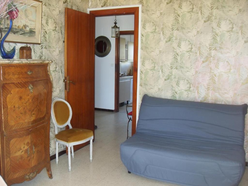 トゥーロンにあるAppartement Residence le Cap Toulonのベッドルーム(青いベッド1台、椅子付)
