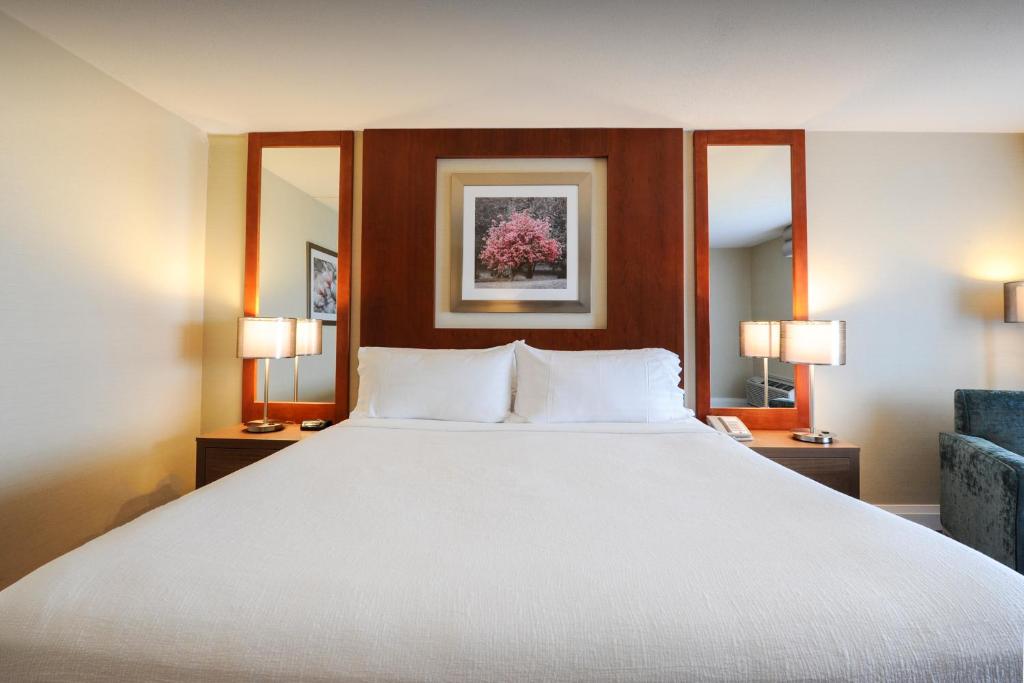 1 cama grande en una habitación de hotel con 2 lámparas en Holiday Inn Niagara Falls-By the Falls, an IHG Hotel, en Niagara Falls