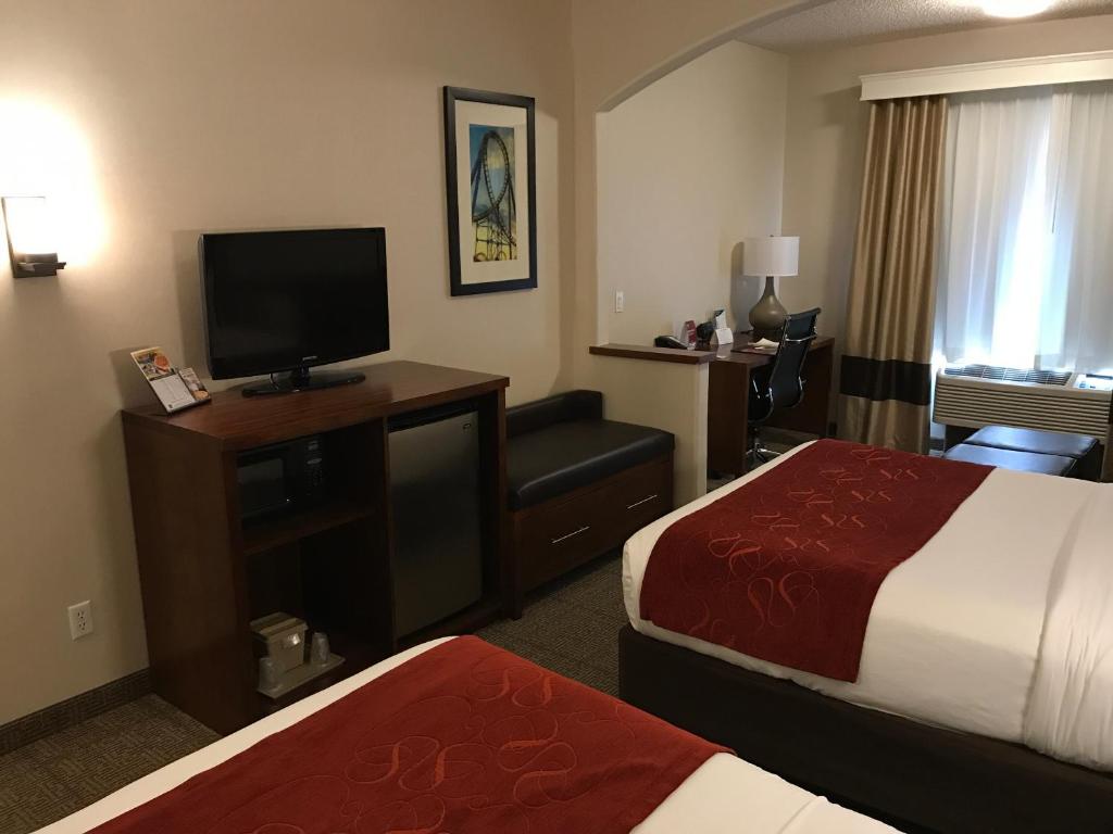 Comfort Suites Near Six Flags Magic Mountain - Queen Suite With Two Queen Beds - Non-Smoking