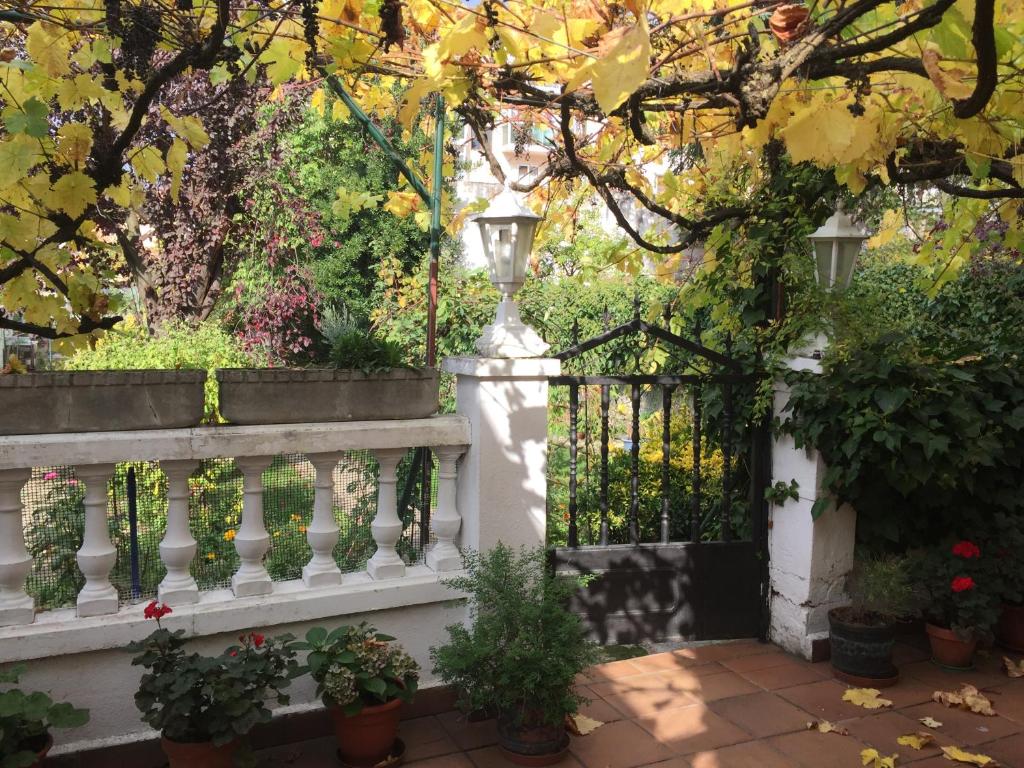 einen Garten mit einem weißen Zaun und Pflanzen in der Unterkunft Hostal Restaurant Jose Luis in Trespaderne