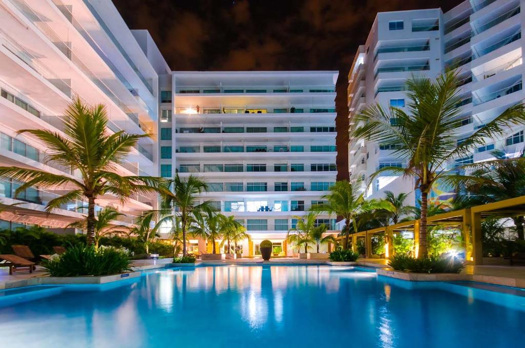 un hotel con piscina frente a un edificio en Morros Epic 222, en Cartagena de Indias