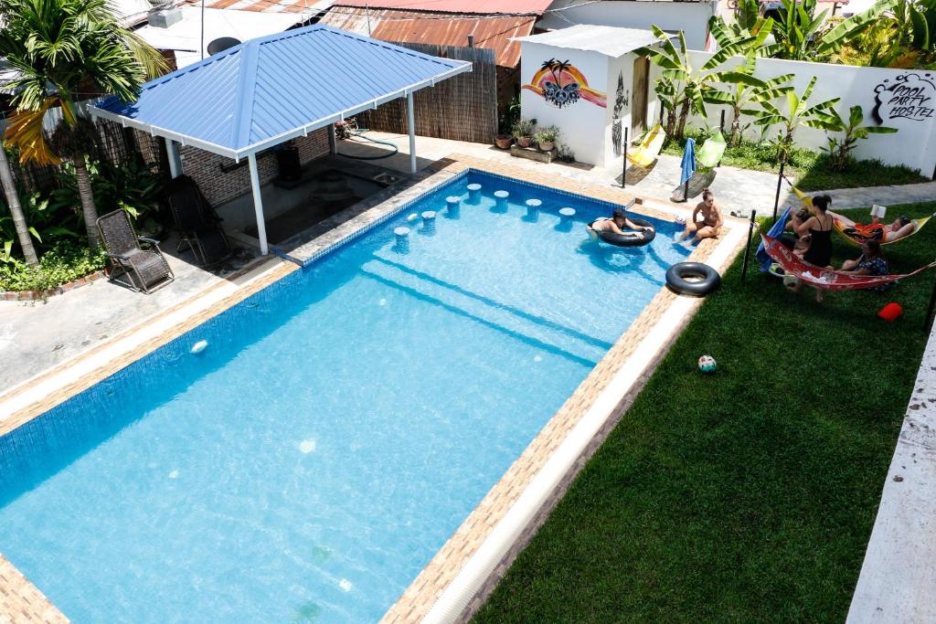 Bazén v ubytování Pool Party Hostel nebo v jeho okolí