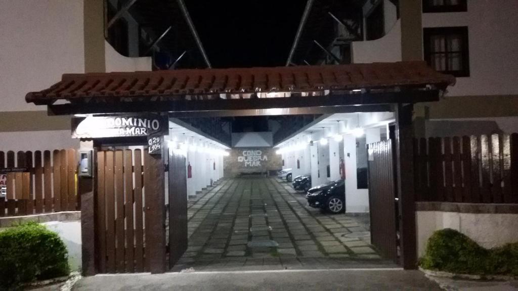 an entrance to a building at night at CASA PERO CABO FRIO a 60 Metros da praia in Cabo Frio