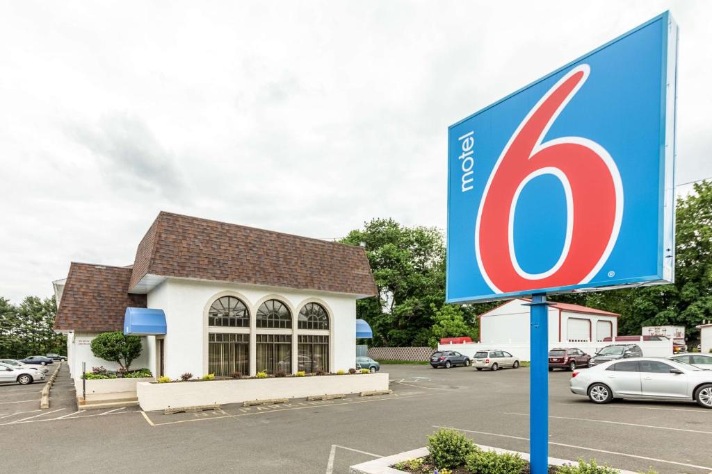 Motel 6-Warminster, PA في وارمينستر: علامة تحديد سرعة امام وكالة