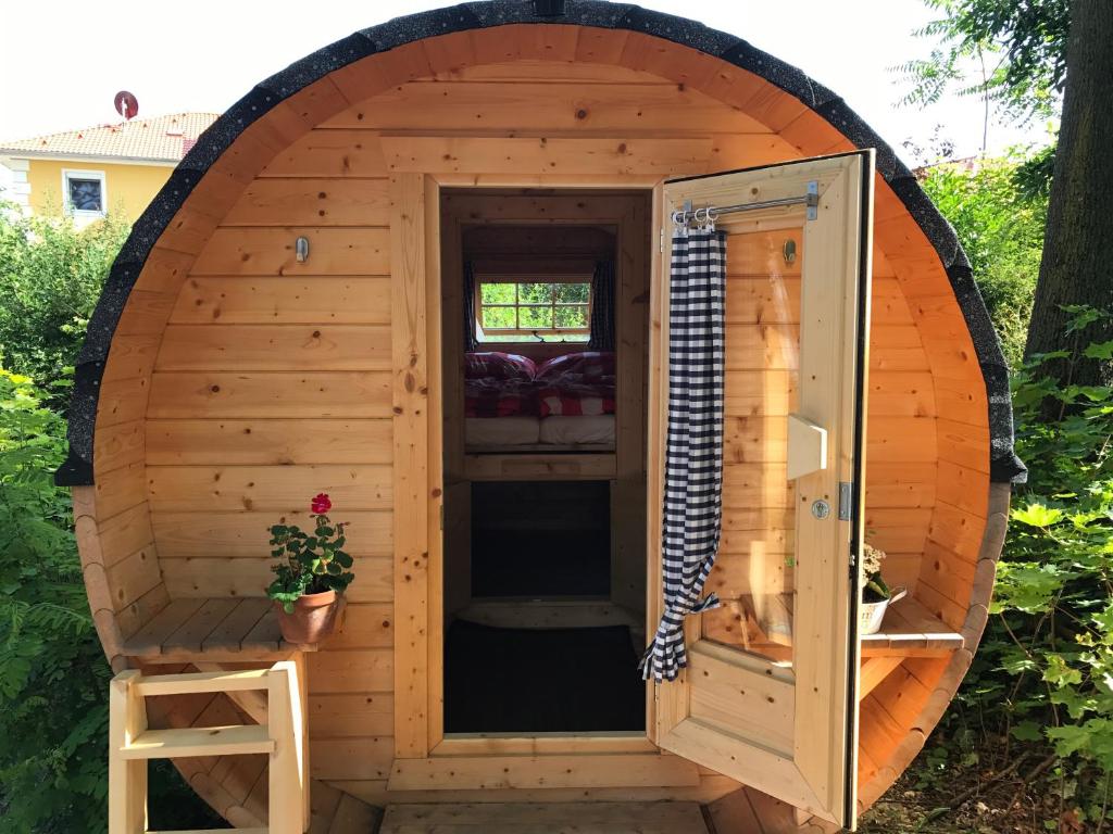 Fotografie z fotogalerie ubytování Schlaffass - Schlafen im Holzfass v destinaci Tattendorf
