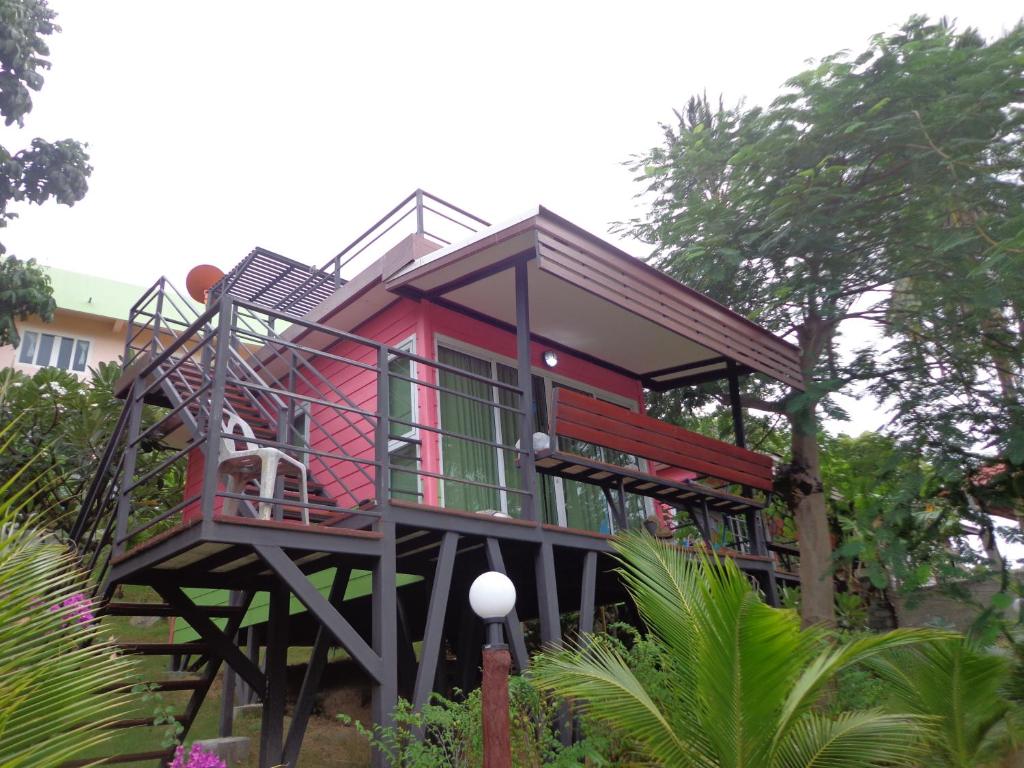 Casa de árbol rojo con terraza grande en Hill Zone Home Stay by Little Paradise en Haad Rin