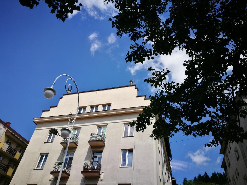 クリニツァ・ズドルイにあるApartament w Centrumの青空を背景にした建物