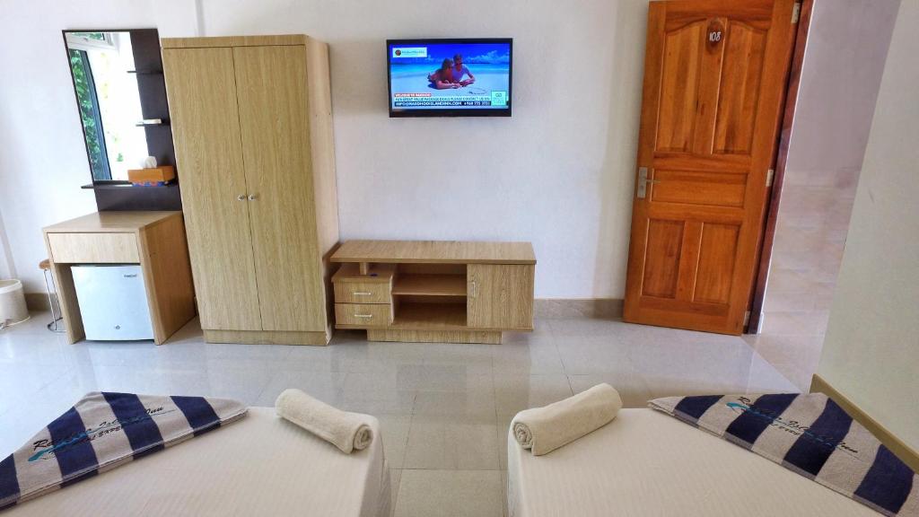 Postel nebo postele na pokoji v ubytování Rasdhoo Island Inn Beachfront