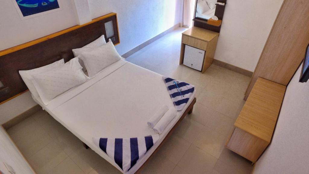 Postel nebo postele na pokoji v ubytování Rasdhoo Island Inn Beachfront