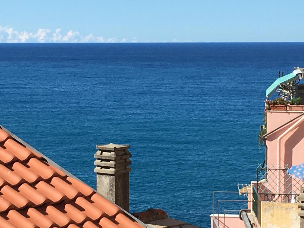 リオマッジョーレにあるAppartamento chic Riomaggiore 5 Terreの建物の屋根から海の景色を望む