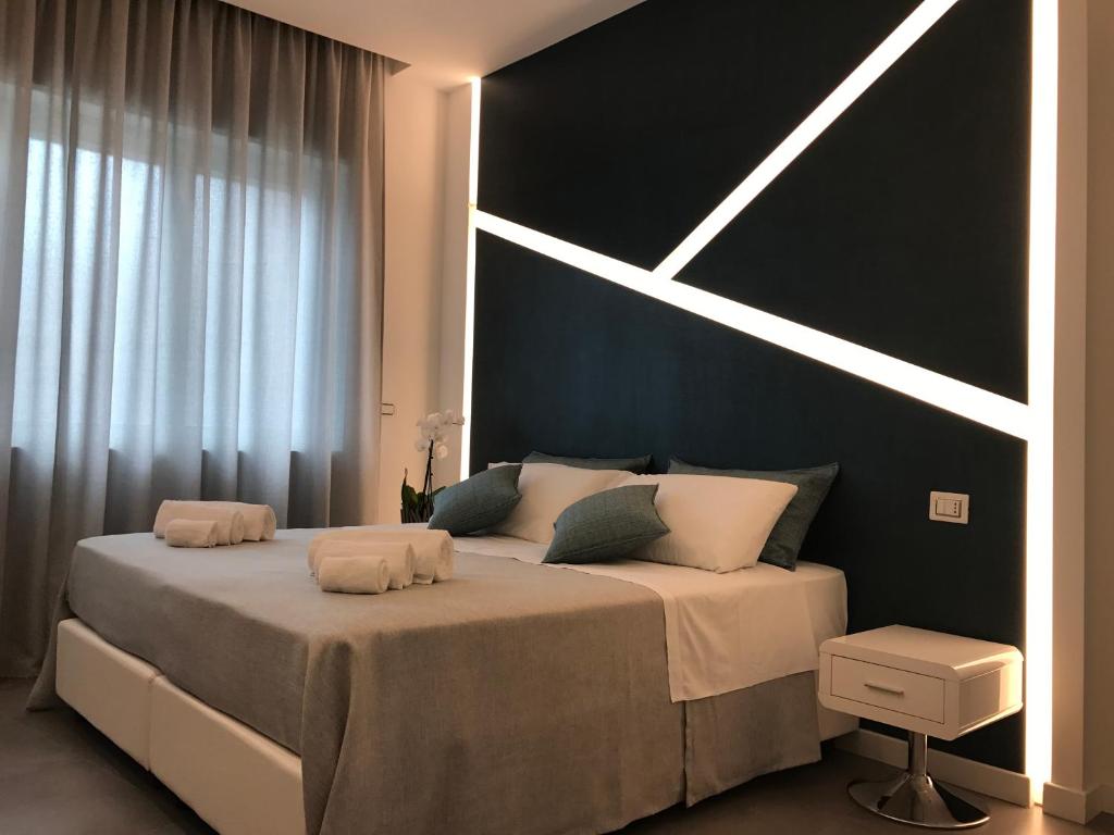 um quarto com uma cama grande e uma parede preta em CALAMO -HOTEL -RESIDENCE- B&B em Vibo Valentia