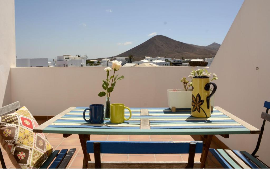 un tavolo con due tazze in cima a un balcone di Casa Bom apartamentos a Tahiche