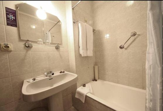 a bathroom with a sink, toilet and bathtub at Hotel Palanca in Porto