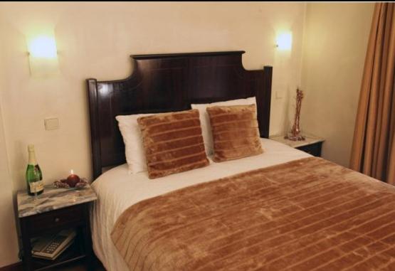 sypialnia z dużym łóżkiem z 2 poduszkami w obiekcie Hotel Palanca w Porto