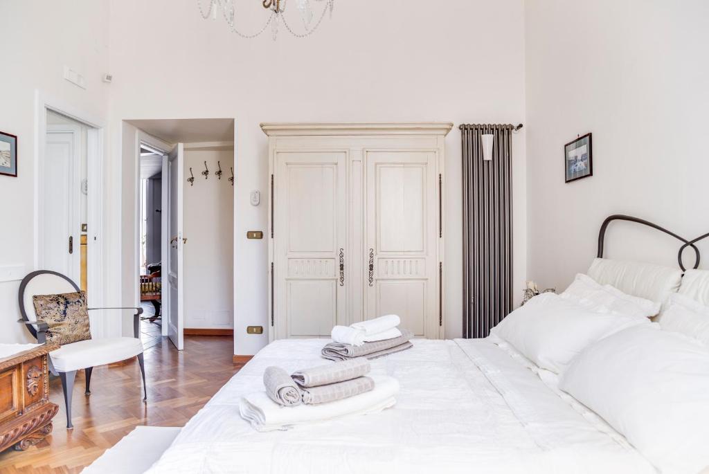Un dormitorio blanco con una cama con toallas. en B&B Nilo, en Nápoles