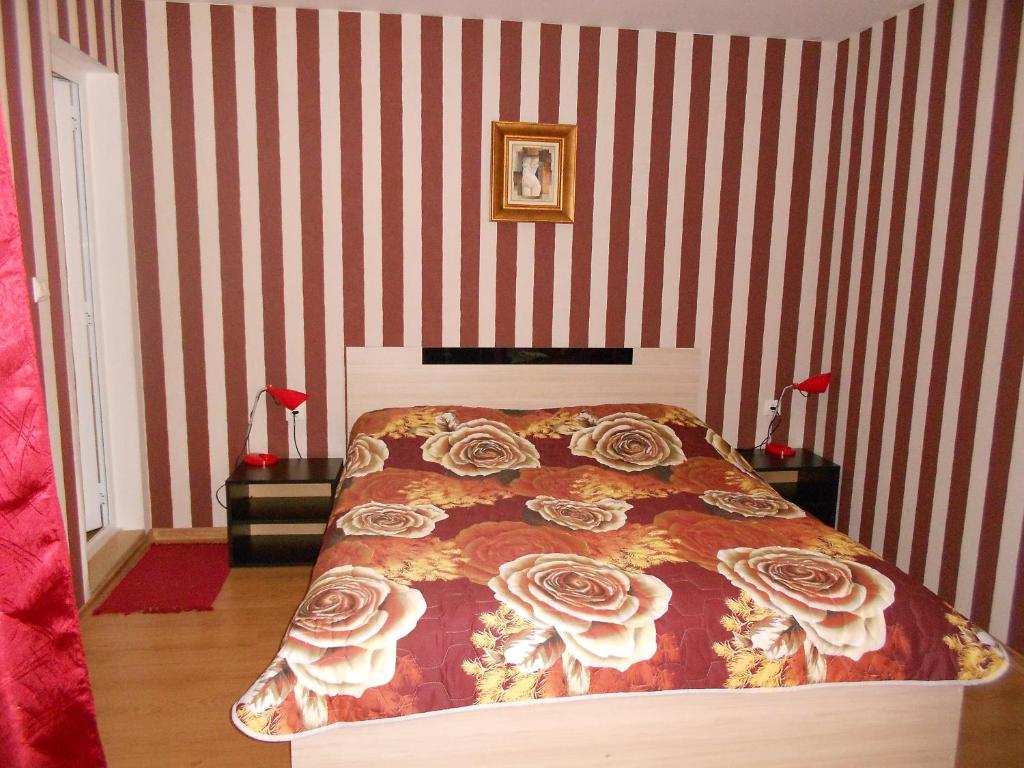 Postel nebo postele na pokoji v ubytování Guest House Tsenovi