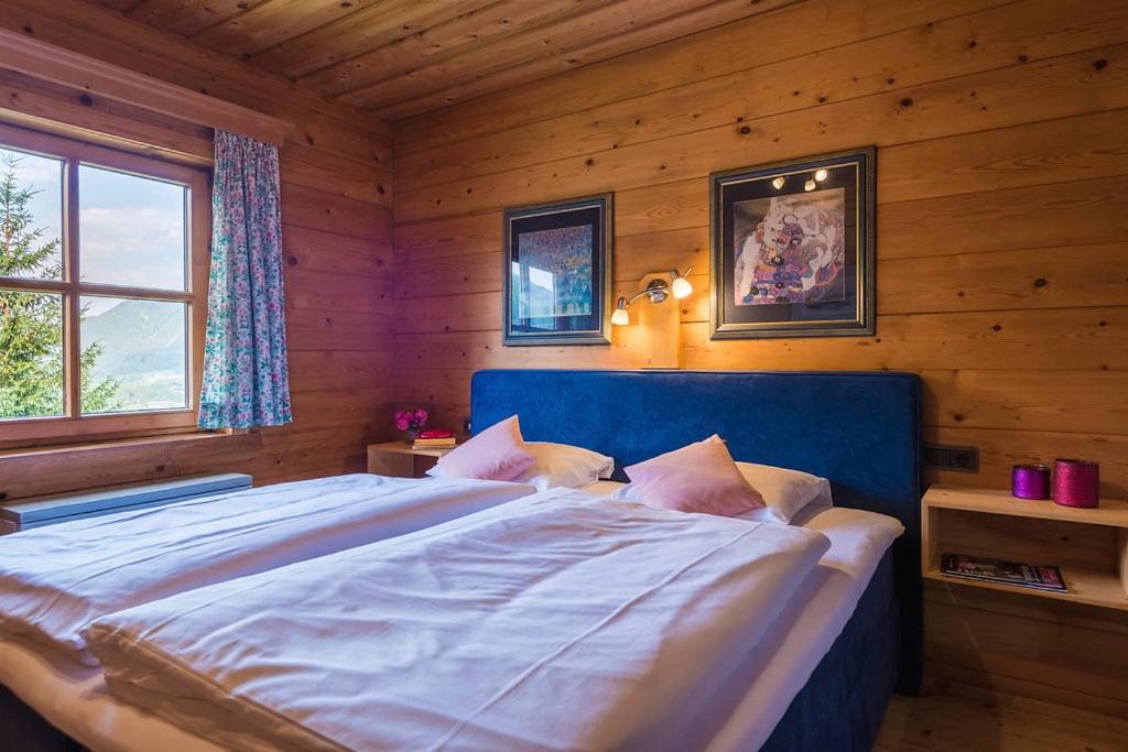 Posteľ alebo postele v izbe v ubytovaní Chalets Ebner