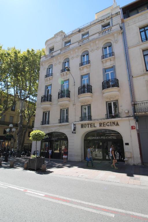 um edifício ao lado de uma rua em Régina Boutique Hotel em Avignon