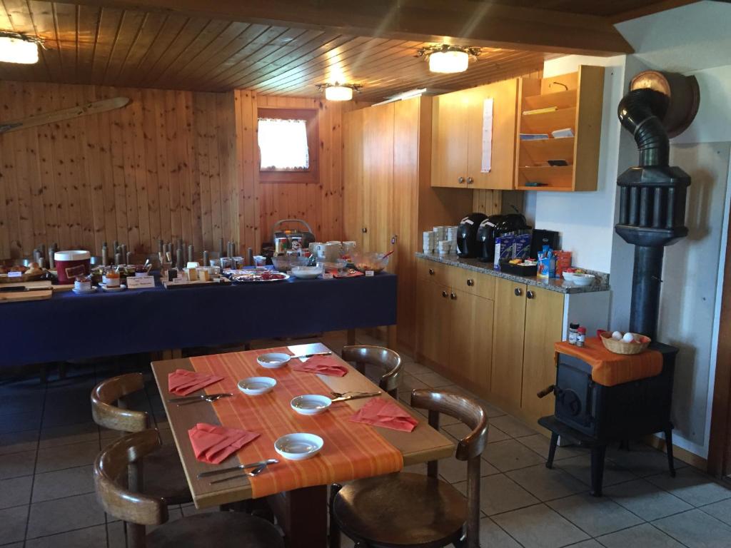 Kuchyň nebo kuchyňský kout v ubytování Gruppenhaus im Walliser Alpstyle