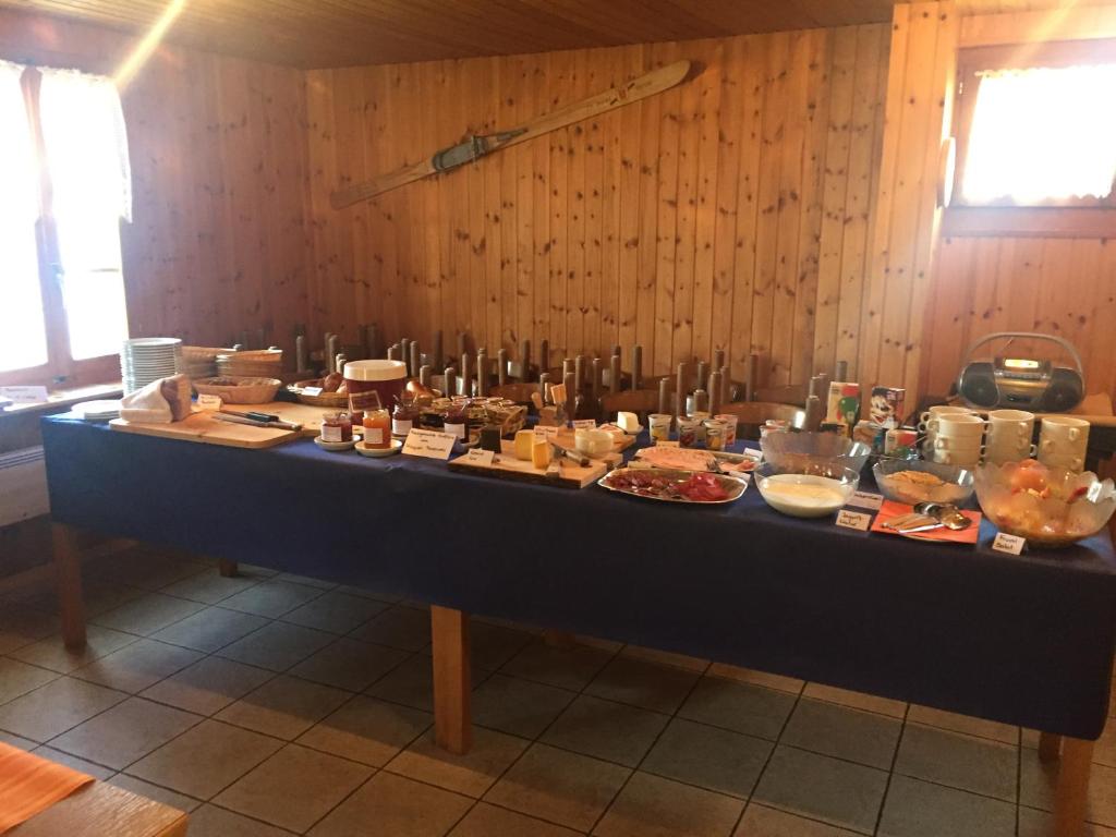 Jídlo v hostelu nebo okolí
