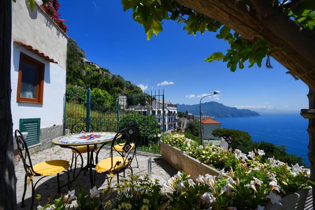 コンカ・デイ・マリーニにあるDama Di Cuoriの海の景色を望むパティオ(テーブル、椅子付)