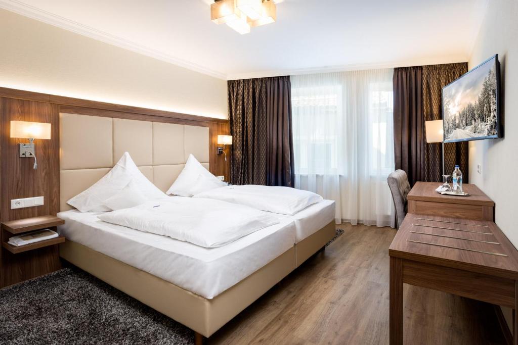 Postel nebo postele na pokoji v ubytování Hotel-Gasthof Höttl