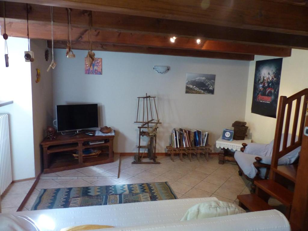 Televízia a/alebo spoločenská miestnosť v ubytovaní B&B Vecchio Torchio di Bard