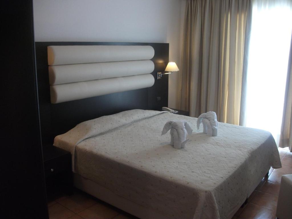 Postel nebo postele na pokoji v ubytování Zorbas Beach Hotel