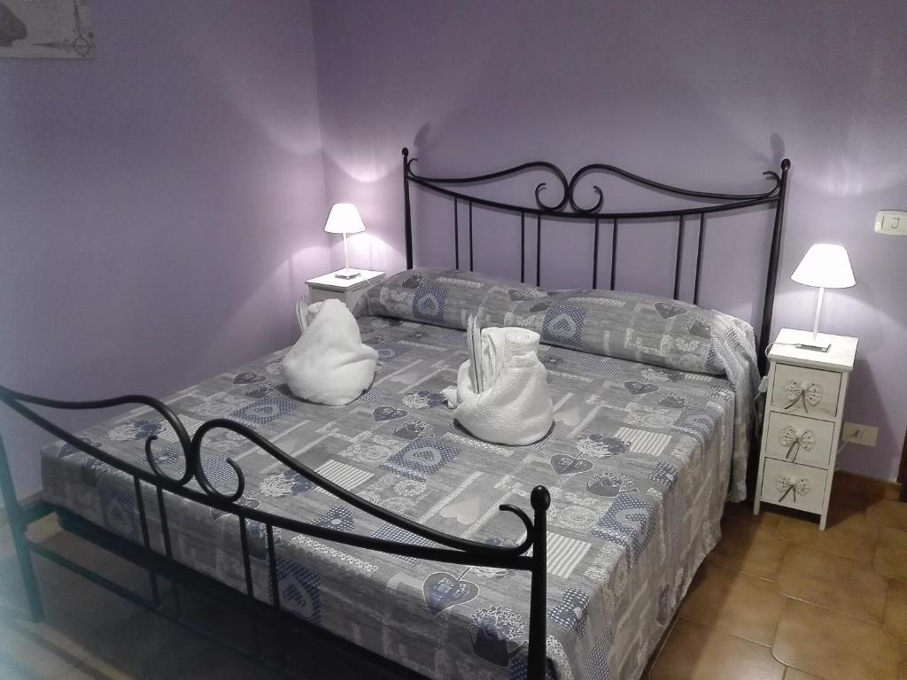 La rosa sul lago في ترفيجنانو رومانو: غرفة نوم بها سرير ووسادتين عليه