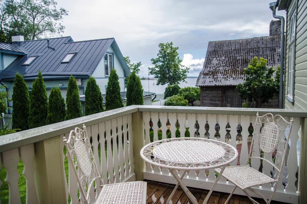 a balcony with two chairs and a table at Linda Külaliskorter in Haapsalu