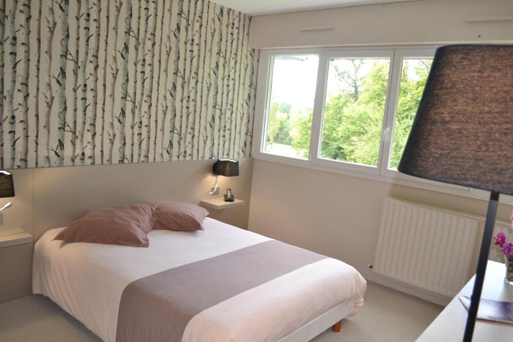 タランスにあるHôtel de Guyenneのベッドルーム(白いベッド1台、窓付)