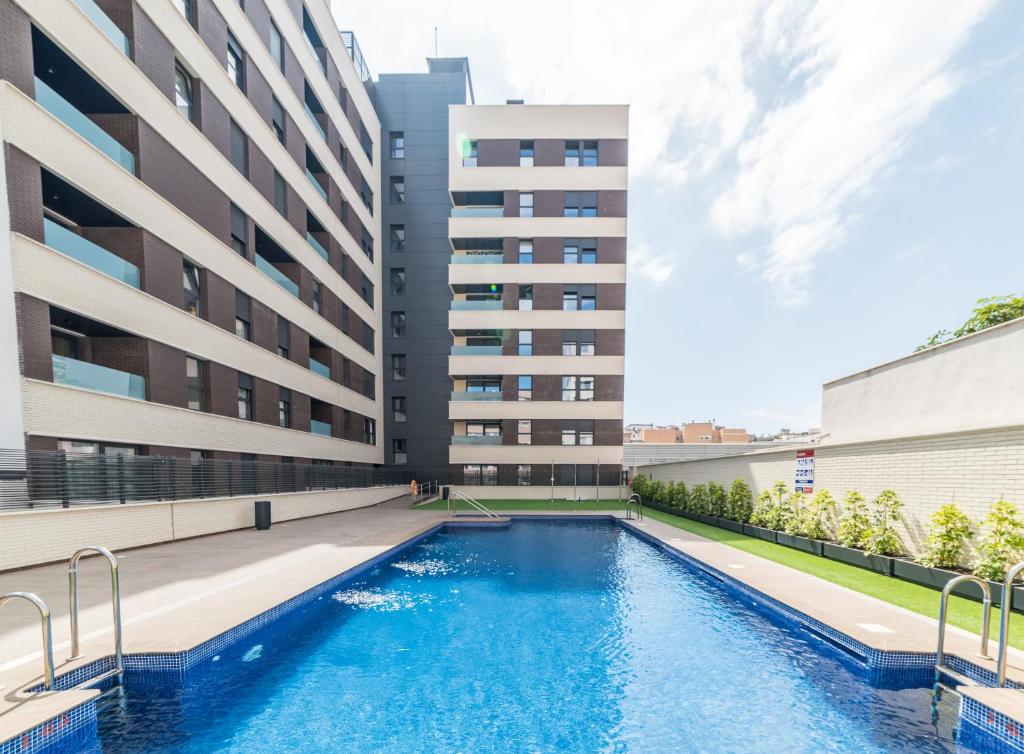 una piscina frente a un edificio en La Serna Premium Center, en Málaga