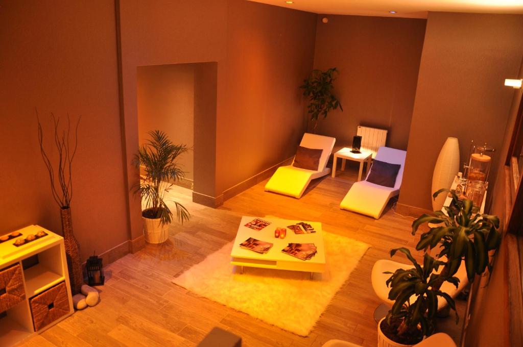 a living room with two chairs and a table at Le Pic Blanc in L'Alpe-d'Huez