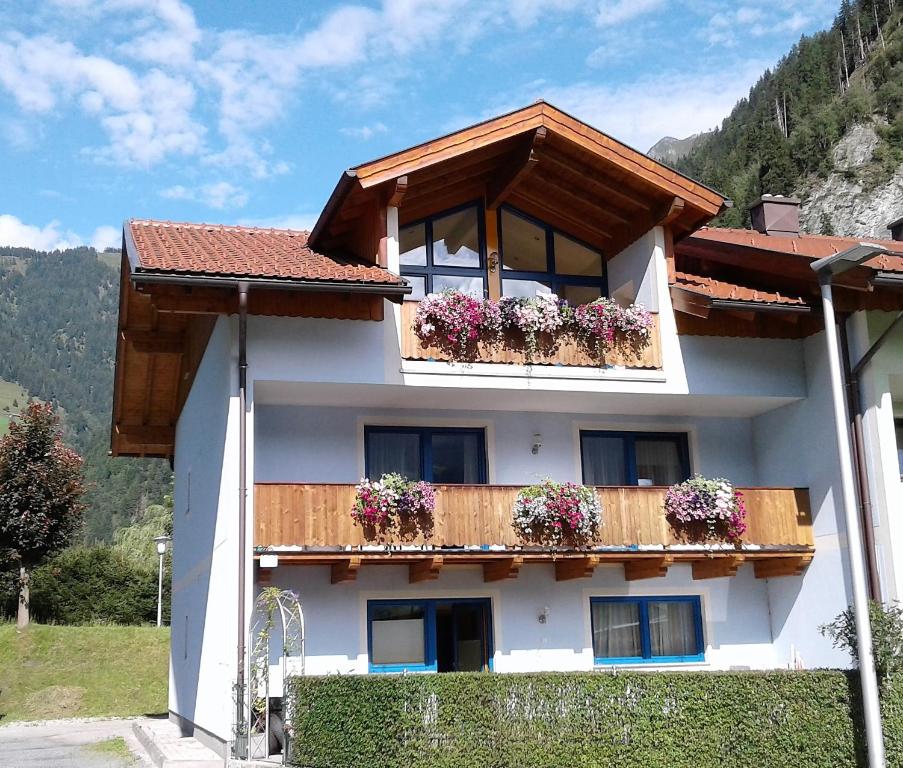 ein Gebäude mit Blumenkästen auf einem Balkon in der Unterkunft Ferienwohnung Lenz in Bad Hofgastein
