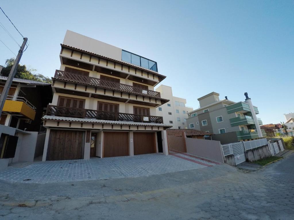 un edificio con balcón en el lateral de una calle en C047 - Ed Las Condes, Centro de Bombinhas, en Bombinhas