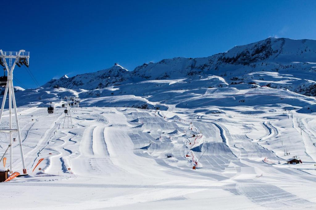 a snow covered ski slope with a ski lift at Le Pic Blanc in L&#39;Alpe-d&#39;Huez