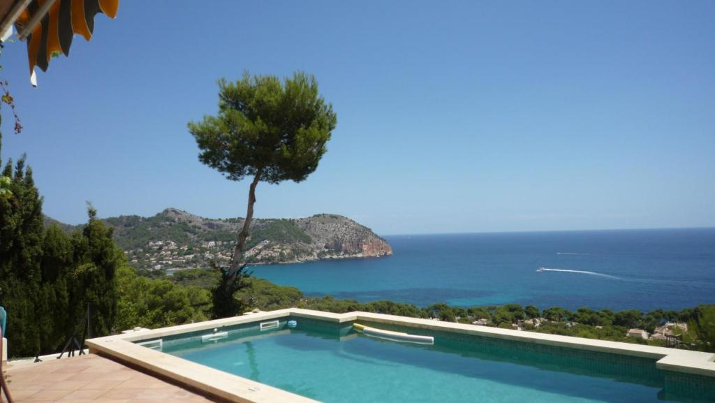 uma piscina com vista para o oceano em Traumvilla Encina em Canyamel